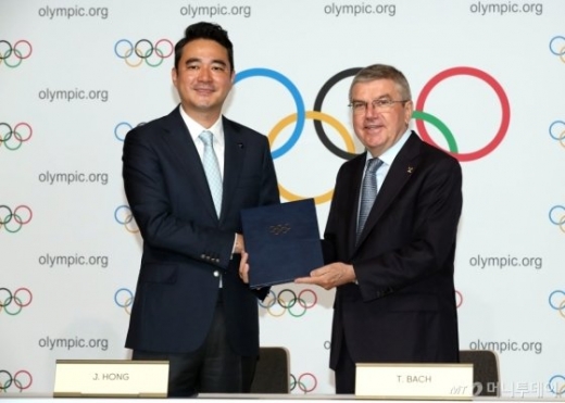 (왼쪽부터)홍정도 중앙일보·JTBC 대표 토마스 바흐 IOC 위원장. /사진=머니투데이(JTBC 제공)