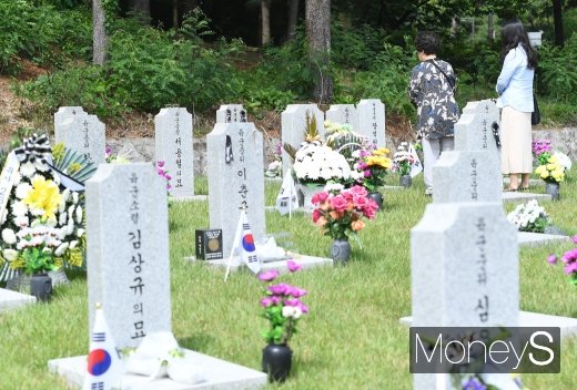 [머니S포토] 현충일 하루 앞둔 현충원