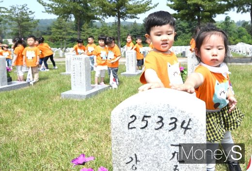 [머니S포토] '우리나라 지켜주셔서 감사합니다'