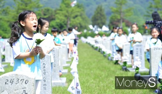 [머니S포토] '현충원 참배 온 아이들'
