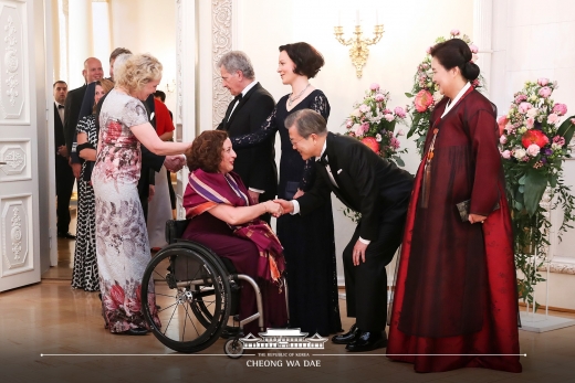 핀란드를 국빈방문 중인 문재인 대통령이 10일(현지시간) 사울리 니니스퇴 대통령 주최 국빈만찬에 김정숙 여사와 함께 참석했다. /사진제공=청와대