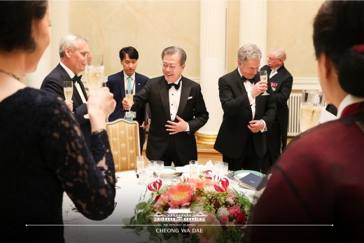 핀란드를 국빈방문 중인 문재인 대통령이 10일(현지시간) 사울리 니니스퇴 대통령 주최 국빈만찬에 김정숙 여사와 함께 참석했다. /사진제공=청와대