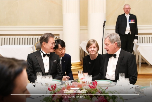 핀란드를 국빈방문 중인 문재인 대통령이 10일(현지시간) 사울리 니니스퇴 대통령 주최 국빈만찬에 김정숙 여사와 함께 참석했다. /사진제공=청와대