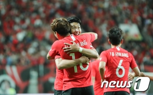 축구대표팀 황의조가 11일 서울 마포구 상암월드컵경기장에서 열린 축구 국가대표팀 평가전 대한민국과 이란의 경기에서 선제골을 넣은 뒤 손흥민과 포옹하고 있다. /사진=뉴스1