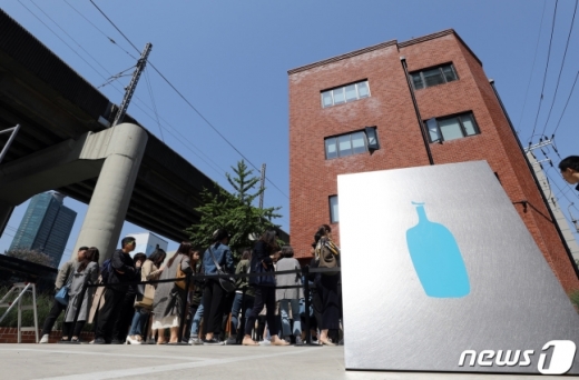 서울 성동구에 개점한 블루보틀(Blue Bottle) 1호점을 찾은 시민들이 줄을 서 있다./사진=뉴스1DB