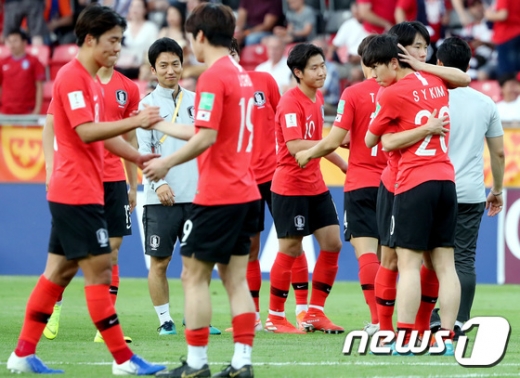 16일 오전 1시(한국시간) 폴란드 우츠 우츠 스타디움에서 열린 2019 FIFA U-20 월드컵 결승전에서 우크라이나에 1-3으로 패했지만, 준우승이라는 한국 축구의 역사를 만들어낸 U-20 한국 대표팀. /사진=뉴스1