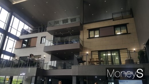 삼송자이더빌리지 견본주택에 마련된 84㎡B1(왼쪽)과 84㎡A1. /사진=김창성 기자