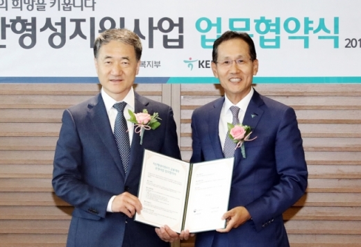 지성규 KEB하나은행장(오른쪽 )이 18일 오후 서울시 중구 을지로 본점에서 박능후 보건복지부 장관과 저소득층의 자산형성 지원을 위한 업무협약을 체결하고 기념사진 촬영을 하고 있다. / 사진제공=KEB하나은행