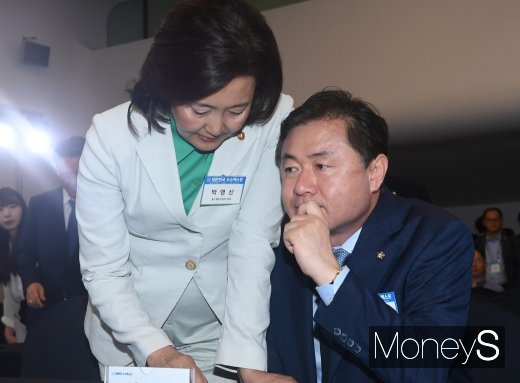 [머니S포토] 박영선 장관·김영춘 위원장 '신중한 대화'