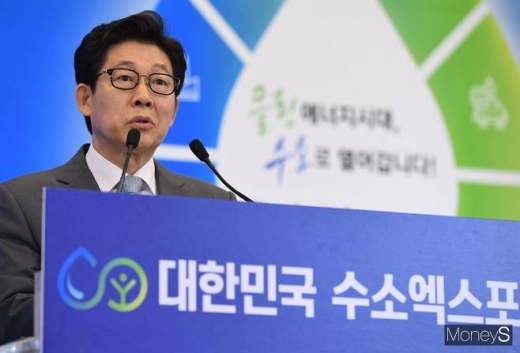 조명래 환경부 장관이 19일 오전 서울 중구 동대문디자인플라자(DDP)에서 열린 '2019 대한민국 수소엑스포'에서 축사를 하고 있다. / 사진=장동규 기자
