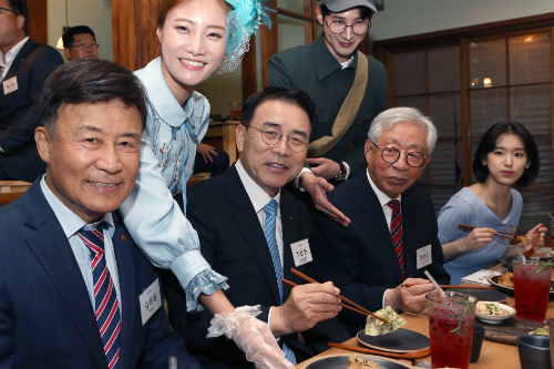 김원웅 광복회 회장(왼쪽부터). 조용병 신한금융지주 회장 겸 신한희망재단 이사장, 한완상 임시정부수립 100주년 기념사업추진위원장, 독립열사 후손인 배우 박환희씨가 18일 서울 종로구 익선동 한옥거리 ‘독닙료리집’에서 열린 시식행사에서 기념촬영을 하고 있다. /사진=신한금융