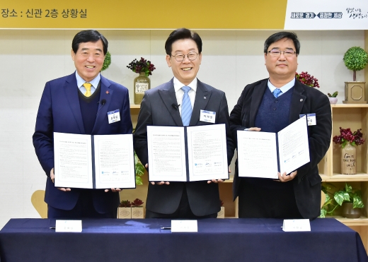 윤화섭 안산시장(왼쪽에서 첫번째)이 지난 1월18일 열린 안산사이언스밸리 강소연구개발특구 지정및 육성 협약식 후 기념촬영을 하고 있다. / 사진제공=안산시
