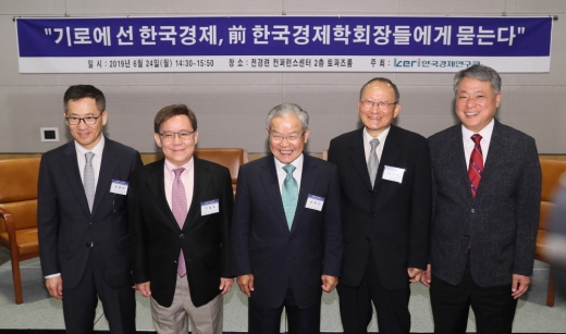 (왼쪽부터)김경수 성균관대 명예교수, 구정모 CTBC 비즈니스스쿨 석좌교수, 권태신 한경연 원장, 조장옥 서강대 명예교수, 배상근 한경연 전무 /사진=한국경제연구원