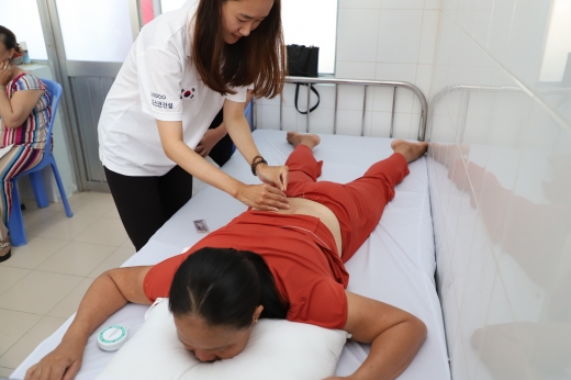 포스코건설 의료봉사단원이 베트남 현지 주민에게 침술을 하는 모습. /사진=포스코건설