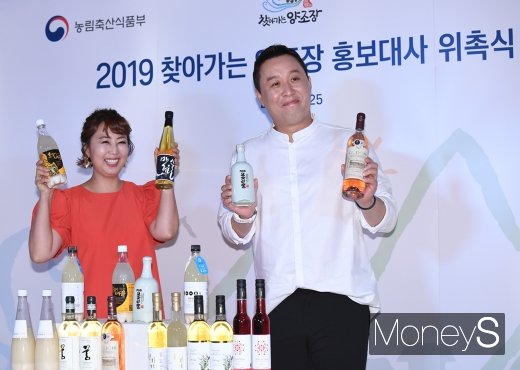 [머니S포토] 홍신애·정준하 '양조장 찾아 떠나는 전국여행'