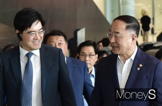 [머니S포토] 자동차 업종 현장 간담회 앞서 대화 나누는 홍남기-공영운