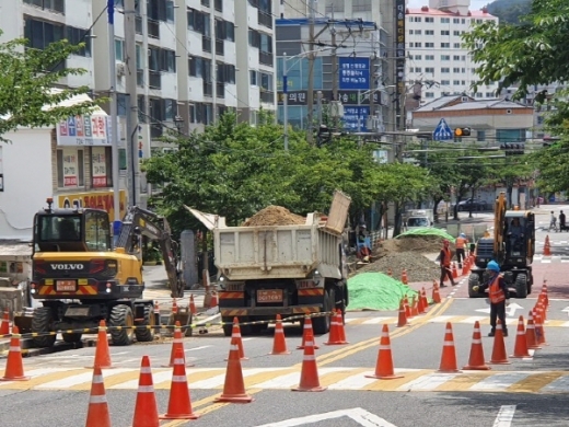 부산도시가스가 기장읍 동부리에서 도시가스 공사를 진행하던 중 주민들과 마찰로 공사가 중단됐다./사진제공=NGO지구환경운동연합 