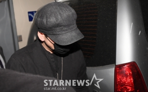양현석 경찰조사 뒤 귀가. 외국인 투자자 성접대 의혹을 받고 있는 양현석 전 YG엔터테인먼트 대표가 27일 새벽 서울지방경찰청 광역수사대에서 참고인 조사를 마친 뒤 나서고 있다. /사진=스타뉴스