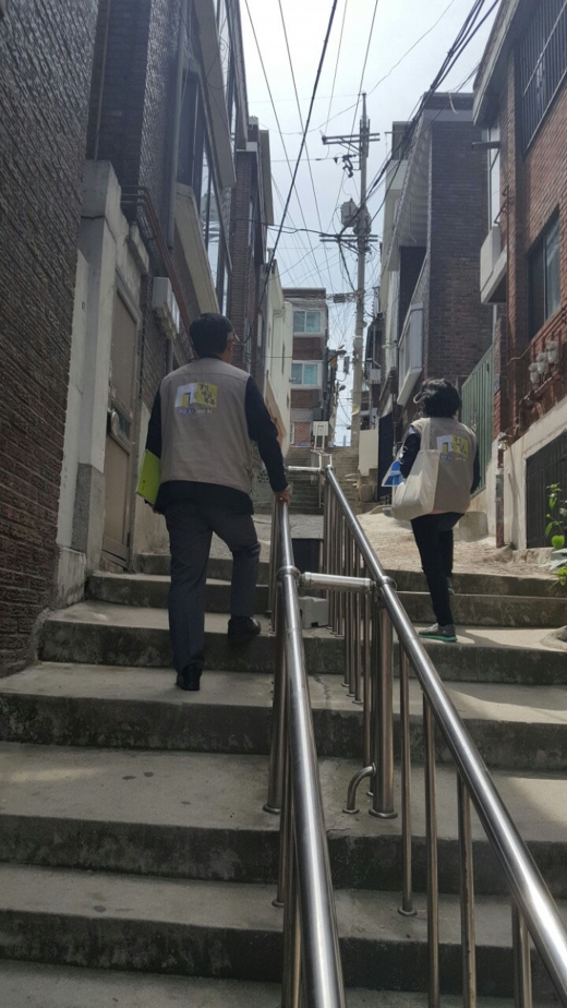 일반시민으로 구성된 성남시 체납실태조사반이 체납자 집 찾아가고 있다. / 사진제공=성남시 