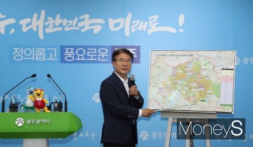 정종제 광주광역시 행정부시장이 27일 시청 브리핑룸에서 기자회견을 열고 도시공원 일몰제 시행 1년을 앞두고 민간공원 특례사업 추진 상황을 밝히고 있다./사진제공=광주광역시