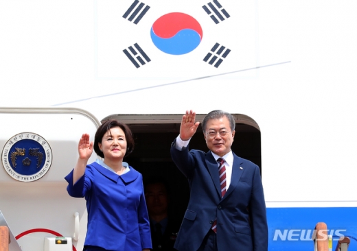 문 대통령, 일본 오사카 도착…시진핑 주석과 한중정상회담 예정 (속보)