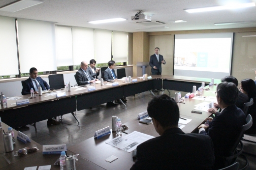 27일 서울 방배동 한국제약바이오협회 오픈이노베이션 플라자에서 니자르 알 하리리 사우디 산업클러스터 회장이 사우디의 제약산업 현황에 대해 소개하고 있다. /사진=한국제약바이오협회