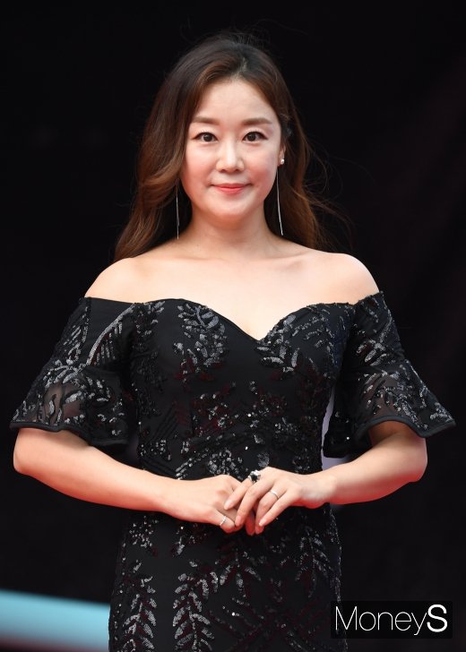 [머니S포토] 정재연, 시원하게 드러낸 어깨라인