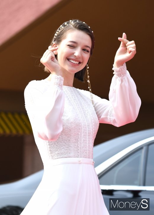 [머니S포토] 안젤리나 다닐로바 '러블리한 윙크와 하트'