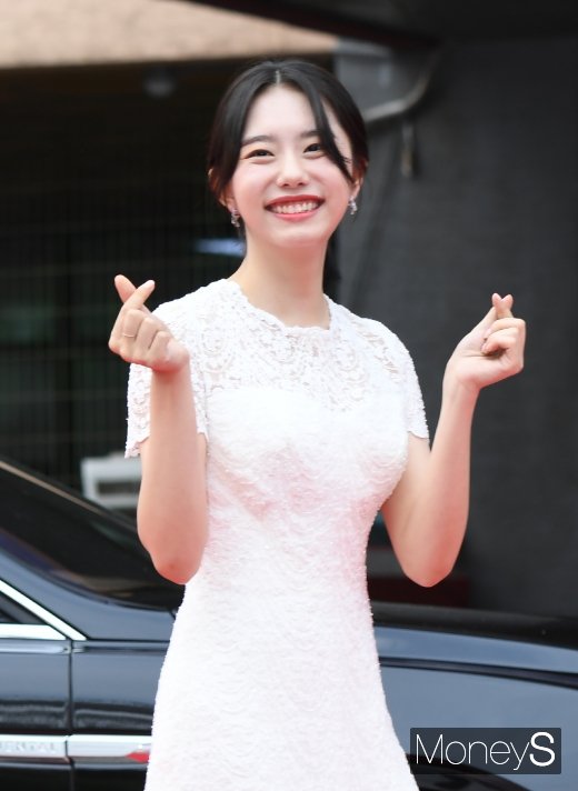 [머니S포토] 김소혜 '오빠들 설레게 하는 하트'