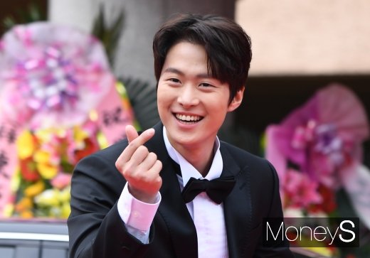 [머니S포토] 공명 '팬들에게 보내는 하트'
