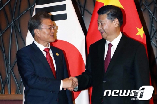 문재인 대통령·시진핑 주석, 5번째 한중 정상회담 시작 (속보)