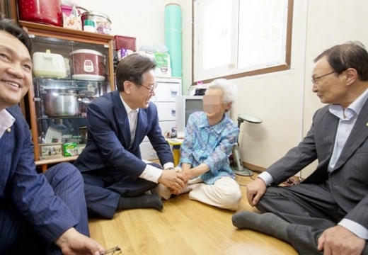 이재명 경기도지사와 이해찬 더불어민주당 대표(오른쪽)가 오산시의 한 독거노인을 찾아 위로하고 있다. / 사진제공=경기도