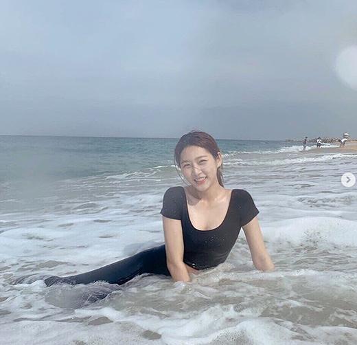 김새론, 수영복 입은 성숙한 자태