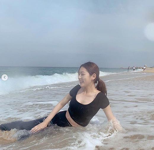 김새론, 수영복 입은 성숙한 자태