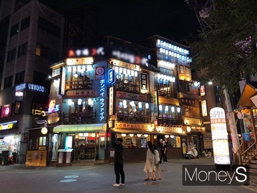 지난 9일 서울 마포구 합정역 인근에 위치한 한 일본식 선술집(이자카야) 앞에 사람들이 모여드는 모습. /사진=김경은 기자