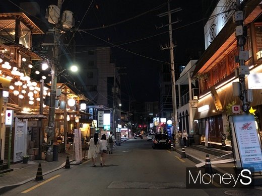 서울 마포구 합정역 인근에 일본식 선술집 두 곳이 마주하고 있다. /사진=김경은 기자