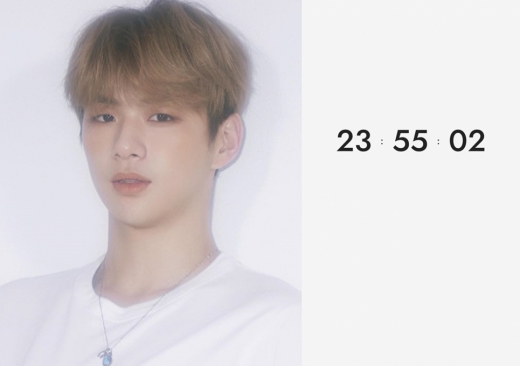 강다니엘과 공개된 사이트 모습. /사진=커넥트엔터테인먼트 제공   
