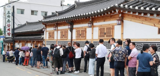 서울 종로 한 삼계탕 전문점 앞에 보양식을 즐거러 나온 시민들이 줄지어 서 있다. / 사진=머니투데이DB