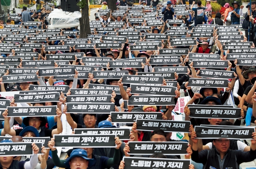 지난 16일 여의도 국회 앞에서 민주노총이 '최저임금 1만원 파기 규탄 및 비정규직 철폐를 위한 결의대회'를 하고 있다. /사진=머니투데이 고승민 기자