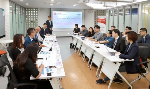 15일 서울시 구로구에 위치한 'IBK창공 구로'에서 IBK기업은행, IBK창공 구로 선발기업, 홍콩투자청 관계자들이 투자설명회를 하고 있다/사진제공=기업은행