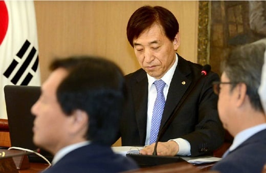 이주열 한국은행 총재(가운데) / 사진=뉴스1 DB.