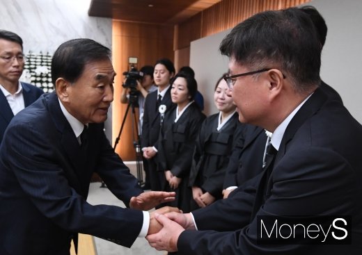 [머니S포토] 정두언 유가족 위로하는 이재오