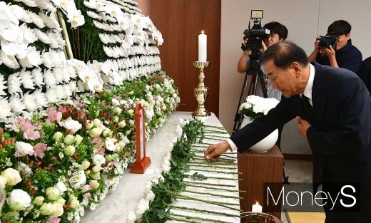 [머니S포토] 정두언 빈소, 헌화하는 이재오 전 의원