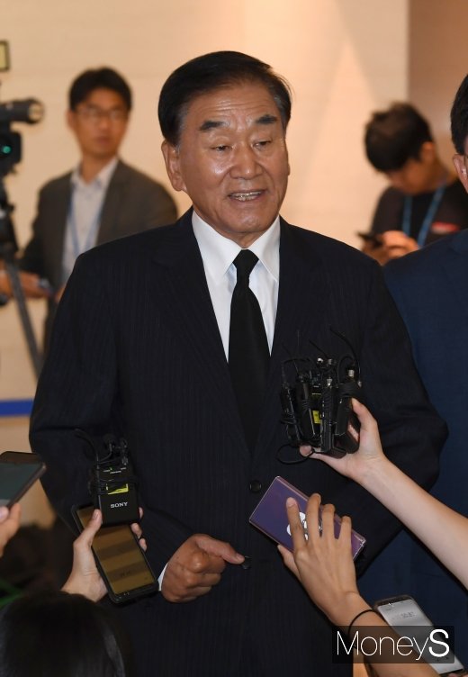 [머니S포토] 취재진 질문에 답하는 이재오