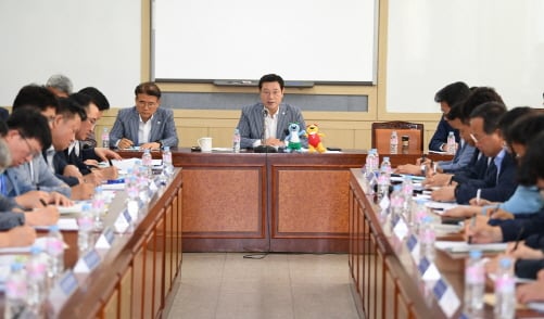 이용섭 광주광역시장이 지난 16일 오전  남부대학교 삼애관 대회의실에서 열린 확대간부회의를 주재하고 세계수영선수권대회의 성공적 개최를 위해 끝까지 긴장의 끈을 놓지 말 것을 당부하고 있다. /사진제공=광주광역시