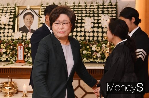 [머니S포토] 정두언 전 의원 조문하는 이혜훈 의원