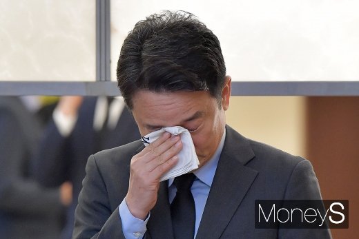 [머니S포토] 눈물 훔치는 남경필 전 지사