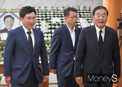 [머니S포토] 조문 마치고 나오는 이재오 전 의원