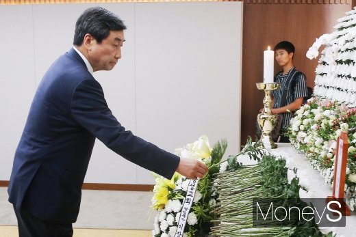 [머니S포토] 故 정두언 조문하는 이종걸 의원