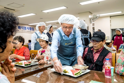 송종욱 광주은행장은 17일 광주 서구 노인복지관에서 어르신들에게 삼계탕을 대접하고 있다. /사진=광주은행 제공.